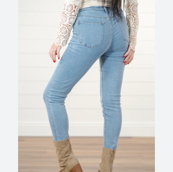 Judy Blue Light Blue Wash Non Distressed Mid Rise Pull On Jeggings 88254 - Picture 3 of 12